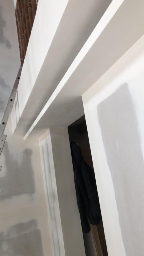 Caissons de faux-plafond en plaques de plâtre avec bandes à joint et enduit, avant peinture