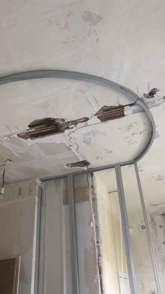 Plafond en plâtre dégradé sur lattis en bois et rail métallique cintré posé pour une cloison arrondie